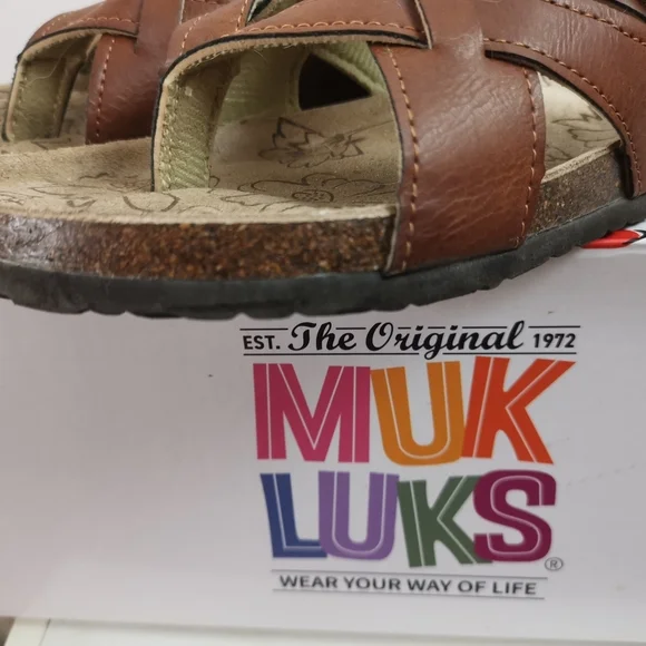 Muk Luks Women's Tan Cross-Strap Sandals - Picture 4 of 8